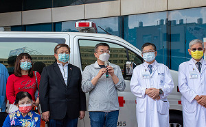 感念父親臨終前受童醫院好照護  蔡其昌偕同威剛科技捐頂級救護車