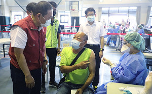 新北市長侯友宜鼓勵市民踴躍接種疫苗 及早形成群體保護
