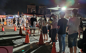 疫情微解封  斗六迎來首場週六夜市,民眾排隊逛夜市