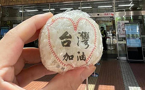 富邦冷凍球星胡金龍睽違一年新動態 低調送客製化餐盒給台大醫護