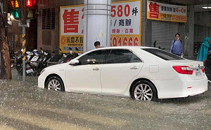 高雄豪大雨!鳳山傳時雨量破百 市區傳多處積淹水