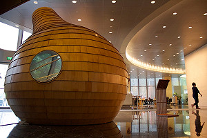 西裝大叔邀請你跟著超大洋蔥動滋動 國際木雕裝置藝術大展開幕