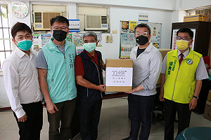 疫情讓工作量大增 蔡其昌偕同企業捐防疫物資慰問海線清潔隊