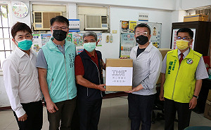 疫情讓工作量大增  蔡其昌偕同企業捐防疫物資慰問海線清潔隊