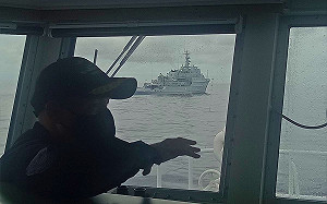 菲國海巡艇「成功驅離」解放軍拖船 中媒悄聲:沒有「升級對抗」打算