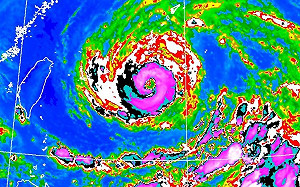 中颱烟花原地打轉「路徑不明確」!鄭明典:威脅尚未解除