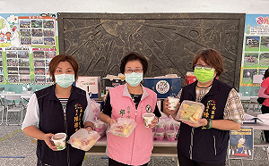 赴快打站打氣 中市議員邱素貞、里長陳雅惠送綠豆湯水果