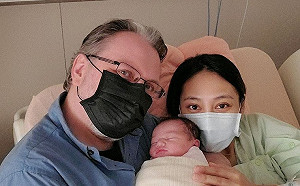 葉瑋庭升格當媽!剖腹產藍眼混血女娃