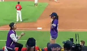 (影) 超丟臉! 美國男子在棒球賽中求婚女友轉身就跑 全被直播出去