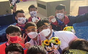 傳說中的第一島鏈!射箭男團奪牌台日韓選手自拍合照 展「奧運精神」