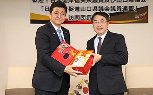 台日友好 黃偉哲送台南芒果表感謝 收日本防衛大臣致謝函
