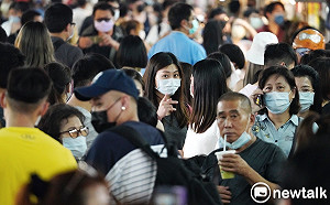 Omicron初估可1傳50!黃軒勸:非必要不出國「在家追劇比較安全」