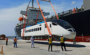 台鐵EMU3000型列車年底上路！陳年高梁紀念酒開賣「限量2千組」