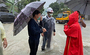 高雄豪大雨!陳其邁急巡岡山、湖內指示加抽水機排水 立委通報彌陀道路積淹水