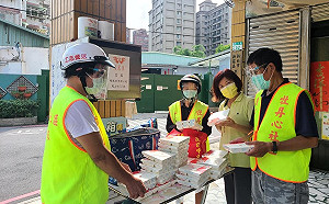 新北市新莊區雙鳳里長挽袖掌廚 送出萬份愛心餐