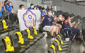 中國選手也立正注目聽我國旗歌 謝長廷：台灣之夜 贏金牌也贏尊嚴