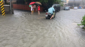 嘉義市2日上午短時強降雨  部份地區馬路變小河
