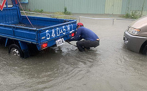 西南風雨彈狂炸!雲林北港、嘉義新港午後停班停課