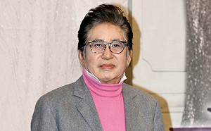 《花樣爺爺》76歲資深演員金容建花邊鬧上警局!遭37歲女友指控「逼墮胎」