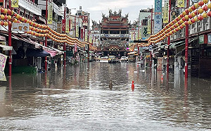 嘉義縣強降雨  新港奉天宮前水淹大腿
