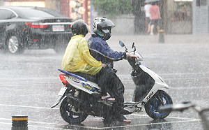 低壓渦漩籠罩「對流南移」!氣象局:2地區嚴防豪雨