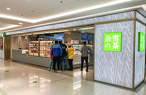 蟑螂亂爬不用管、水果腐爛照樣用 「卧底」記者曝網紅奶茶店超噁心