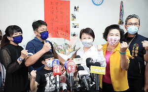 首度登奧運殿堂 盧秀燕赴大力士謝庭昀家中致意