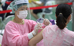 澄清醫護未緩打第二劑 高市宣布第一類兩劑完整接種率達25%