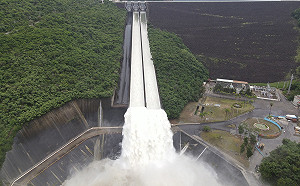 盧碧颱風發威!曾文水庫水位又滿11:00再度洩洪