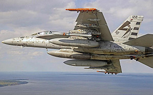 又要趕快打撈了!  強風大雨 F/A-18超級大黃蜂竟從航母甲板上被吹落海