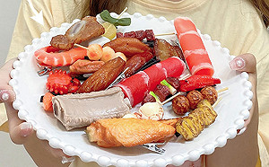 這樣也行?肉骨茶髮夾引起討論 網友:「這樣七里香來一串吧!」