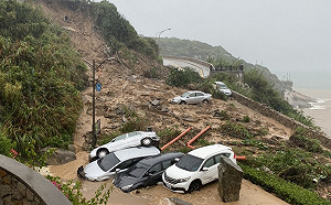 現場直擊》熱帶性低氣壓雨炸馬祖 北竿芹壁爆土石流多處淹水及腰