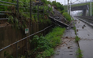 熱帶低壓暴雨狂襲!高鐵苗栗段「邊坡落石」列車延誤