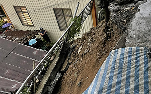 暴雨灌南投信義鄉 東埔溫泉區邊坡滑落衝民宅