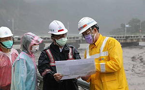 親赴山區勘災  陳其邁:已向蔡總統、蘇院長報告高雄現況