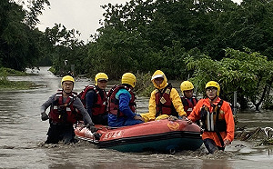 屏東大豪雨災情不斷 新園鄉淹水1民眾受困工寮獲救