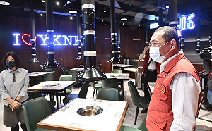 侯友宜視察新北百貨美食廣場內用防疫措施