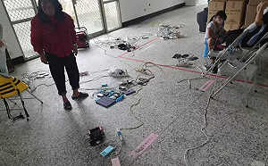 高雄桃源斷水又斷電 居民手機得靠發電機充電