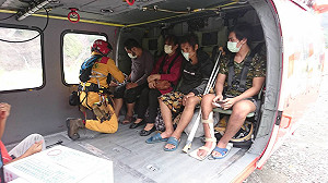 空勤直昇機運補物資進桃源 返航載送3病患就醫