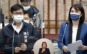 ｢高端能上預約系統BNT不能?｣李眉蓁質詢遭批：年領500萬問蠢問題