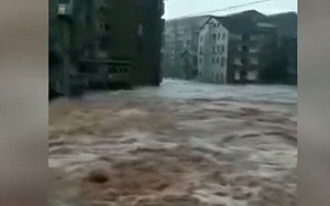 (影) 中國水庫又半夜偷洩洪！四川暴雨大水沖向城鎮 當局匿報傷亡人數