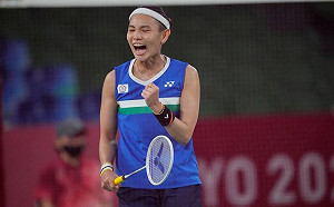 反差萌！網翻出小戴抱娃娃可愛畫面