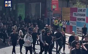 英國民眾反對新冠疫苗通行證 BBC前總部大樓與警肢體衝突