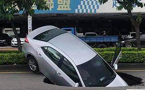 台中文心南路出現天坑 汽車直接墜入 議員大罵：罔顧人命
