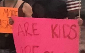 美反口罩示威者抗議規定小學生戴口罩 包圍醫衛專家恐嚇