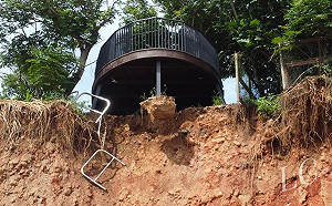 (影)大甲鐵砧山瞭望景觀台地基掏空 支架懸空毫無支撐