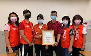 力挺消防弟兄 高市議員參選人黃雍琇牽線捐贈健身器材