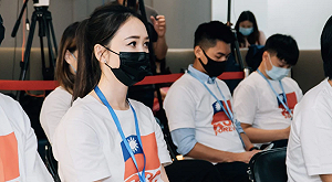 國民黨網紅青年營遭臥底大肆批評 鄭照新曬活動參加者｢正妹照｣反擊