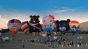 熊讚加入熱氣球嘉年華 柯文哲成首位乘客盼向國際行銷台北