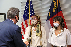 美國女大生接種新冠疫苗 千萬大獎喜從天降